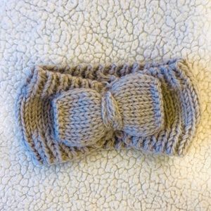 Women’s cable knit headband with bow grey